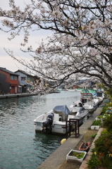 港へ通じる川沿いの街