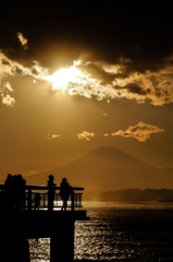 黄昏に浮かぶ富士