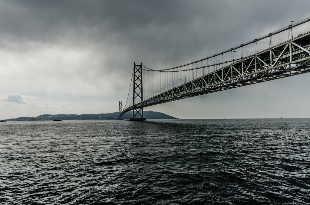 暗雲立ち込める大橋