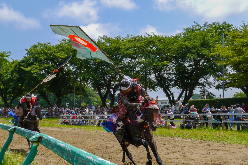 砂を巻き上げ甲冑競馬