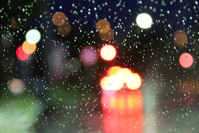 深夜ドライブ、雨。