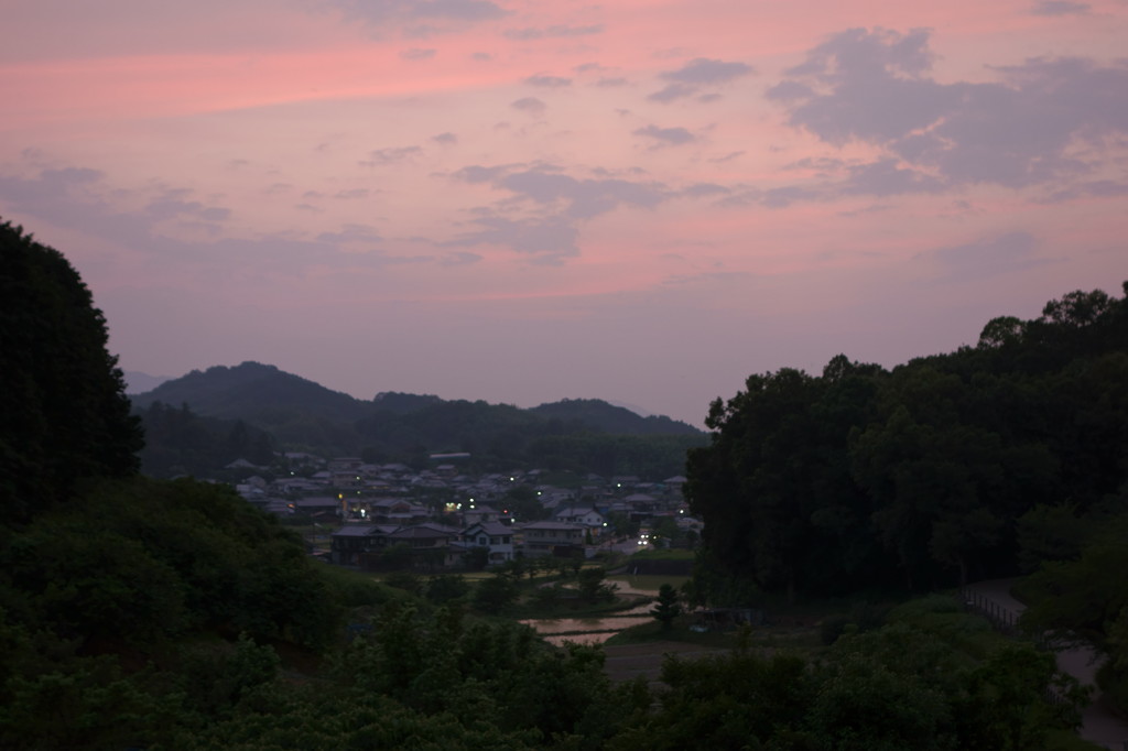 夕間暮れの里