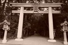祈りを抱えて　～大神神社　二の鳥居～