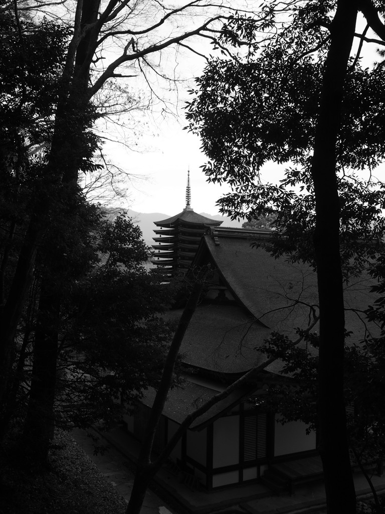 山道からの十三重塔