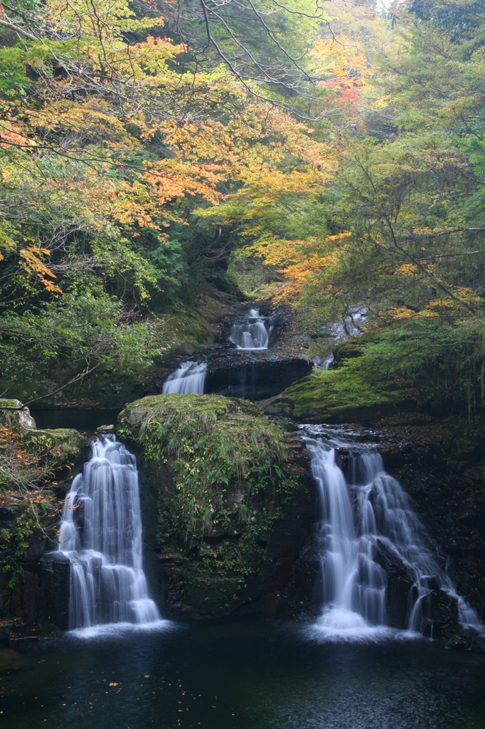 秋の荷担滝