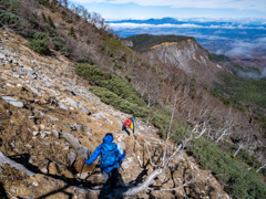 北八ヶ岳・森林限界を抜け始める・正面に稲子岳、浅間山