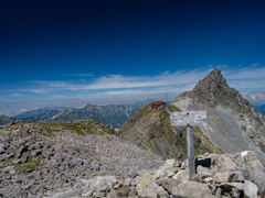北アルプス縦走・大喰岳山頂(3101m)から槍ヶ岳と槍ヶ岳山荘を振り返る