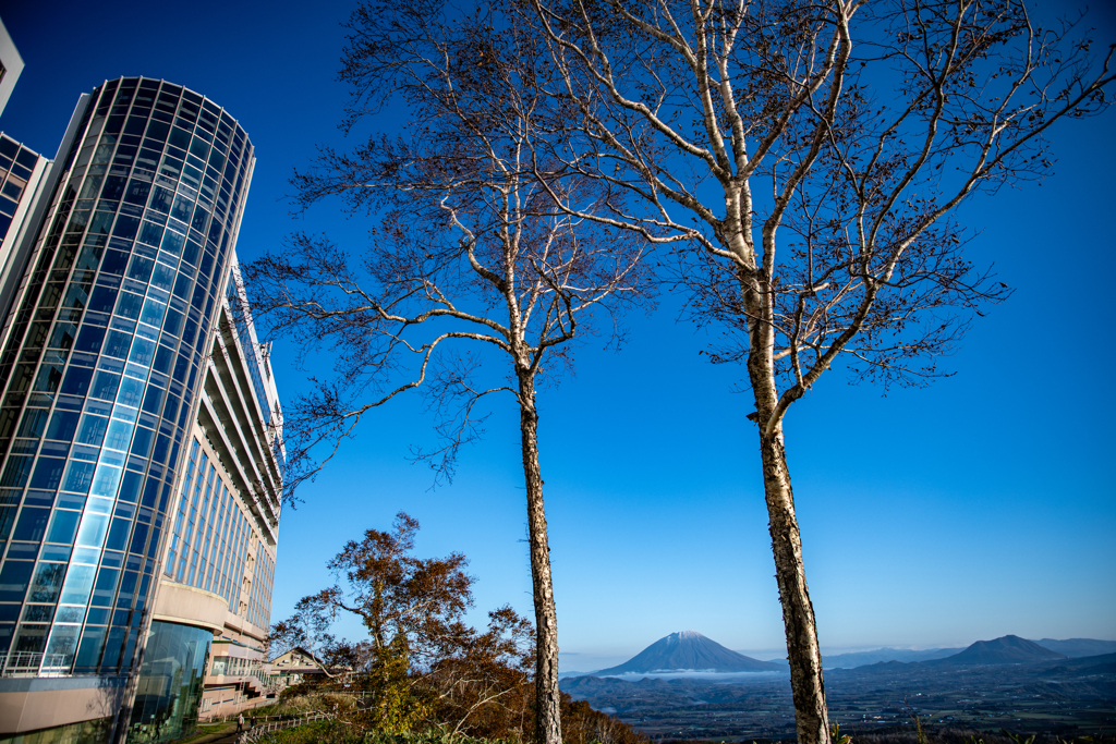 ウィンザーホテル洞爺と羊蹄山と右に尻別岳