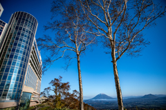 ウィンザーホテル洞爺と羊蹄山と右に尻別岳