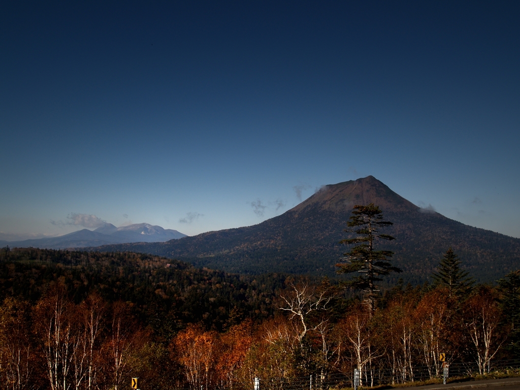足寄峠あたりからの雌阿寒岳