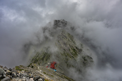 北アルプス縦走・北穂高岳→穂高岳山荘へ　涸沢岳(3110m)から山荘を見下ろす