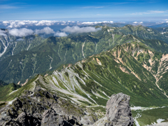 北アルプス縦走・槍ヶ岳山頂から、双六岳から歩いてきた西鎌尾根を見る