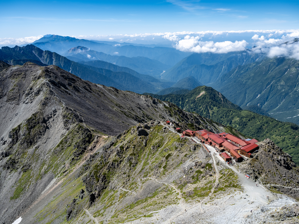 北アルプス縦走・槍ヶ岳山頂から、槍ヶ岳山荘を見下ろす