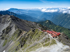 北アルプス縦走・槍ヶ岳山頂から、槍ヶ岳山荘を見下ろす