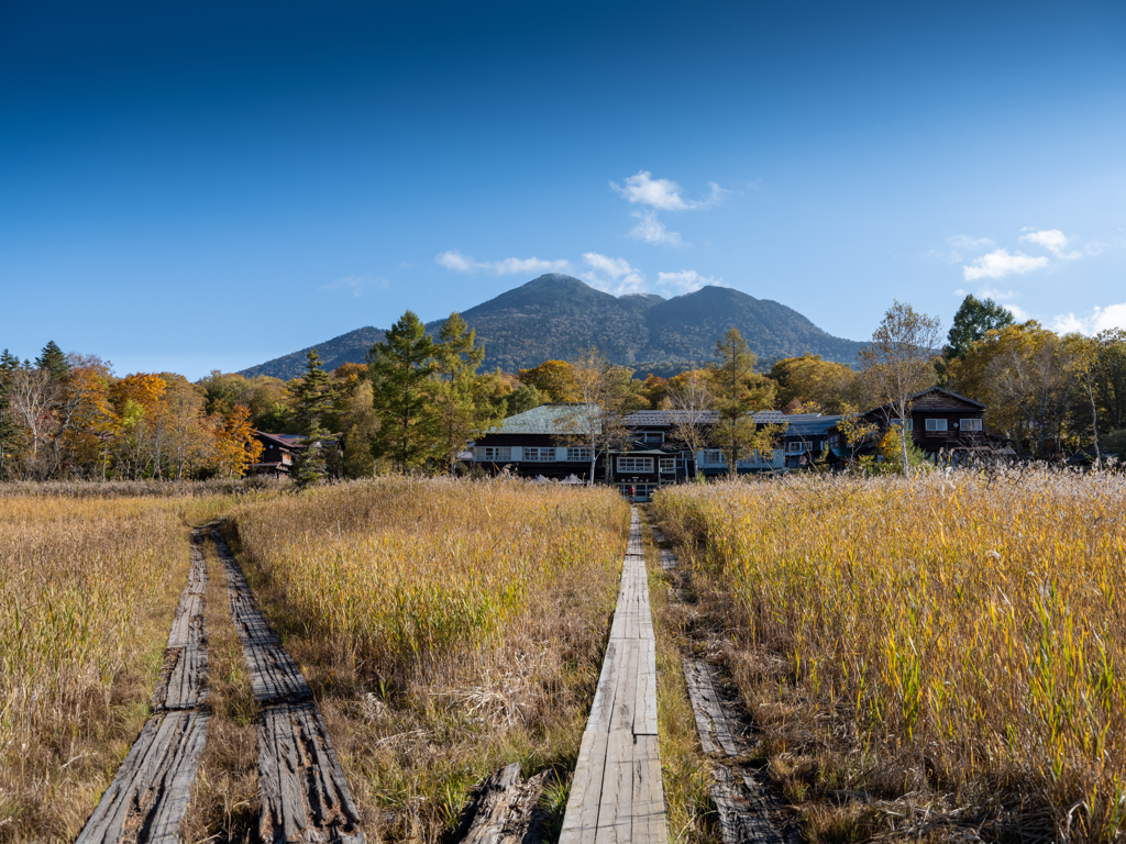尾瀬と会津駒の旅・尾瀬ヶ原を行く　見晴の小屋　正面に燧ケ岳
