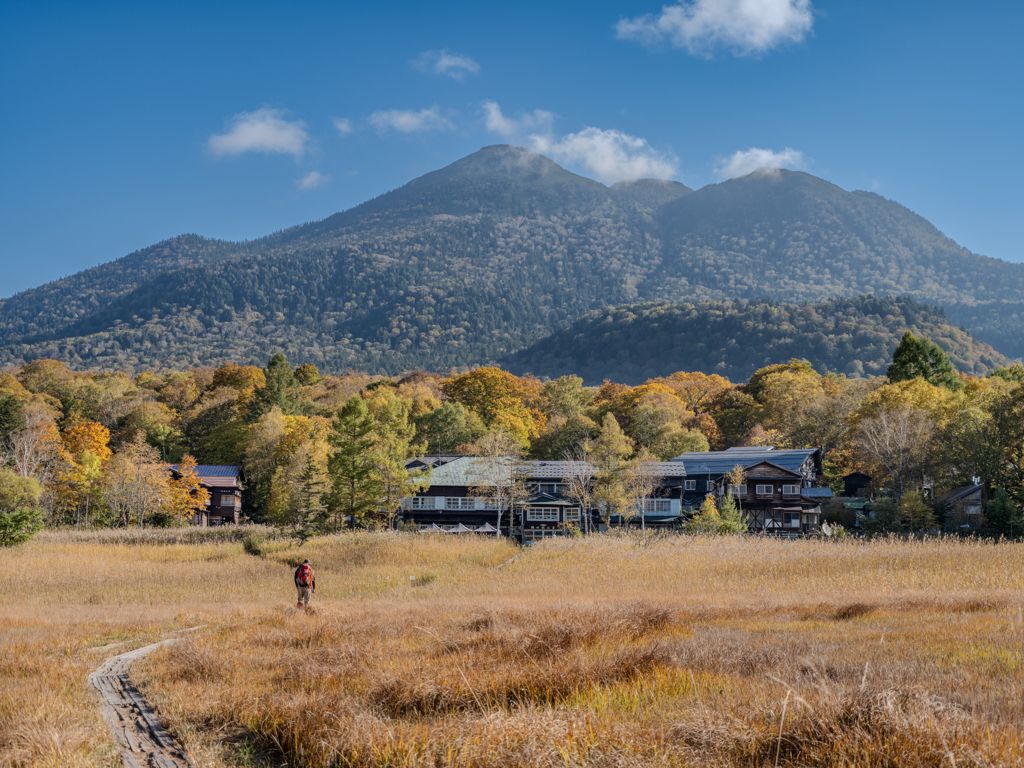 尾瀬と会津駒の旅・尾瀬ヶ原を行く　見晴の小屋　正面に燧ケ岳