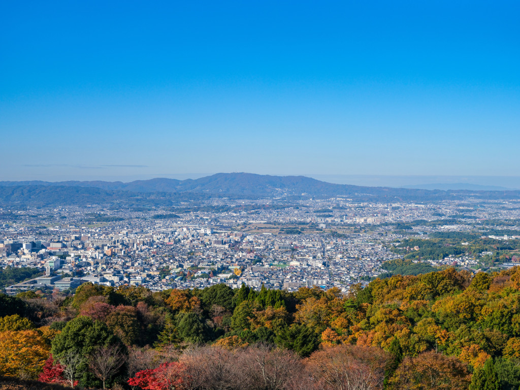 若草山の頂上から・奈良市街と平城宮跡、生駒山