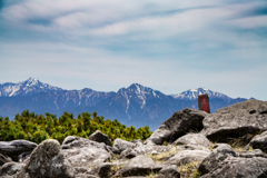 編笠山三角点ごしに甲斐駒ヶ岳と仙丈ケ岳を見る