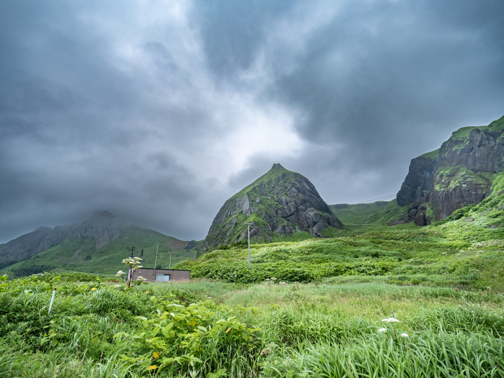 礼文島の風景・桃岩と呼ばれる岩山