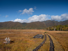 尾瀬と会津駒の旅・尾瀬ヶ原を行く　中田代　竜宮十字路から景鶴山と与作山