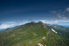 八ヶ岳・硫黄岳の尾根から天狗岳と夏沢峠を望む
