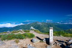 双六岳の山頂・奥に黒部五郎岳