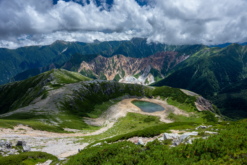 鷲羽岳の山頂から・鷲羽池のカルデラを見下ろす