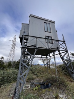 尾瀬と会津駒の旅・富士見大杉尾根　謎の施設だった電発避難小屋、やっと会えた