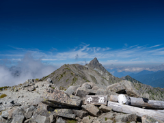 北アルプス縦走・中岳山頂(3084m)から槍ヶ岳を振り返る