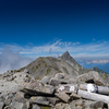 北アルプス縦走・中岳山頂(3084m)から槍ヶ岳を振り返る