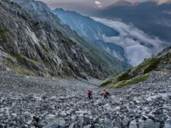 北アルプス縦走・白出のコルから白出沢を下山　ガレた浮石地獄を行く