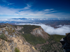東天狗岳山頂から・テーブルマウンテンの稲子岳、遠くに浅間山