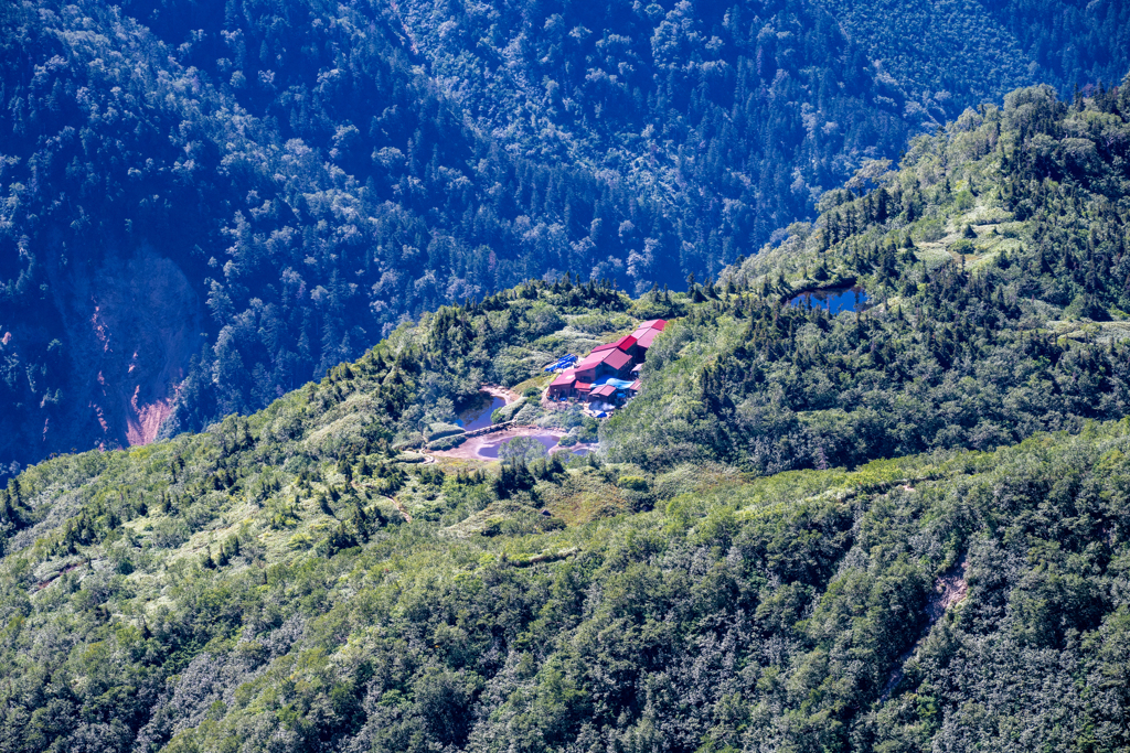 弓折乗越から鏡平山荘を見下ろす