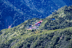 弓折乗越から鏡平山荘を見下ろす