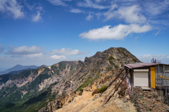 赤岳展望荘から横岳を見る