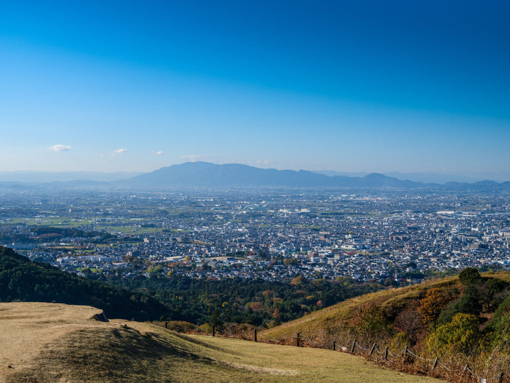 若草山の頂上から・奈良盆地と二上山、葛城山と金剛山