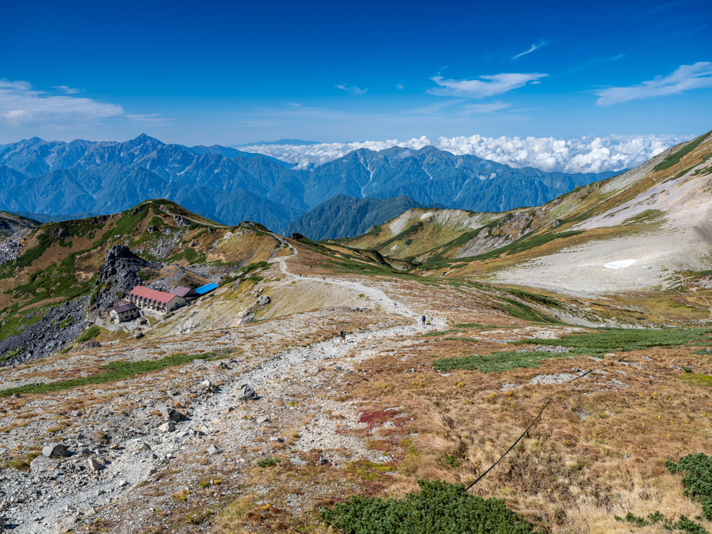 白馬頂上宿舎のコルと立山連峰