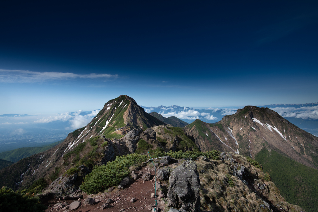 八ヶ岳・赤岳と阿弥陀岳　奥に南アルプス