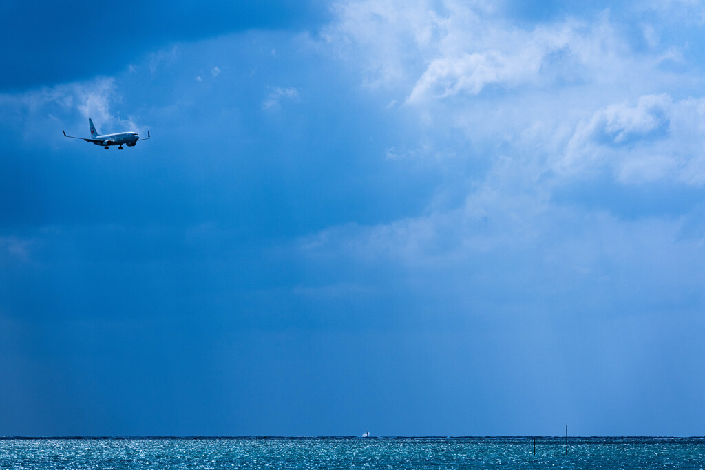 光る海に飛行機