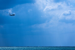 光る海に飛行機