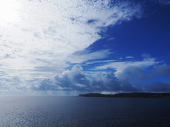 突き抜ける青い空