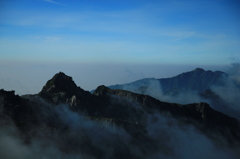 朝。山の中