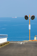 道の向こうは
