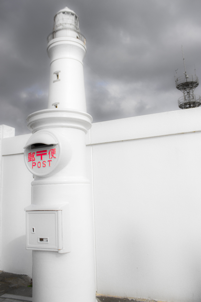 白い建物・黒い雲