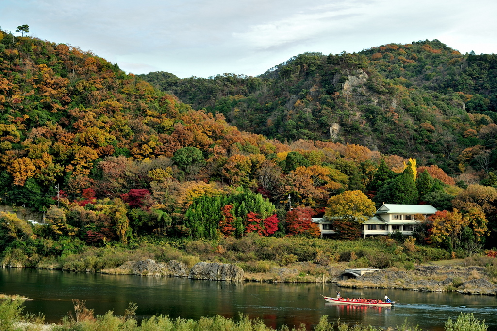 ボートで紅葉狩り