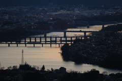 夕闇迫る鉄橋を往く
