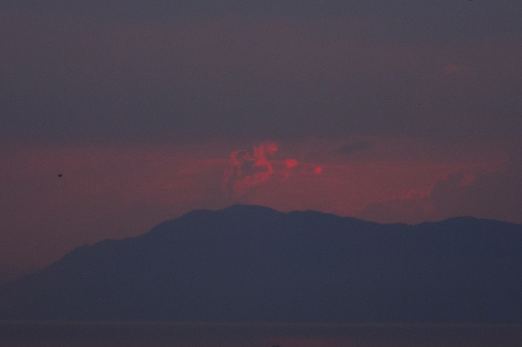 夕焼けに現れた龍