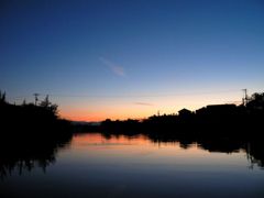 水面からの夕日