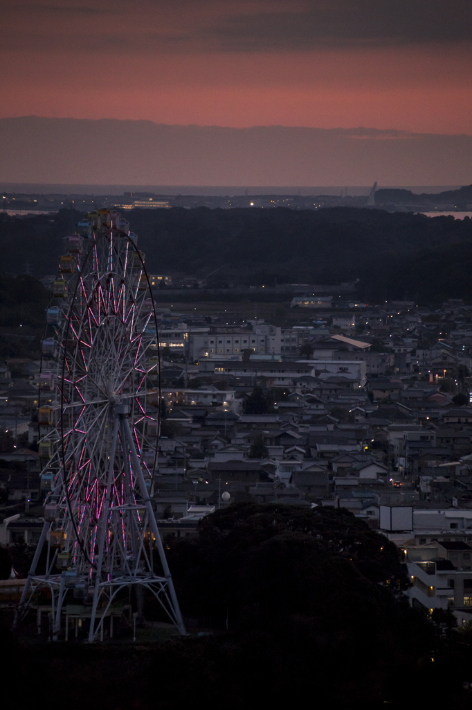 観覧車のある町の夕方