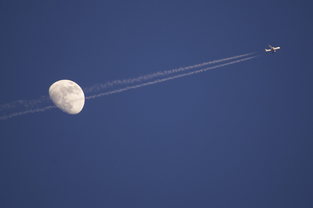 月と飛行機